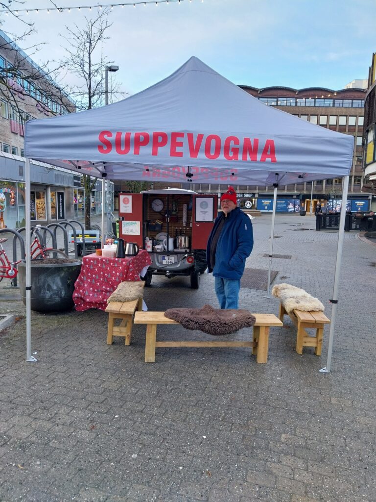 paxster som suppevogn og utdeling av mat