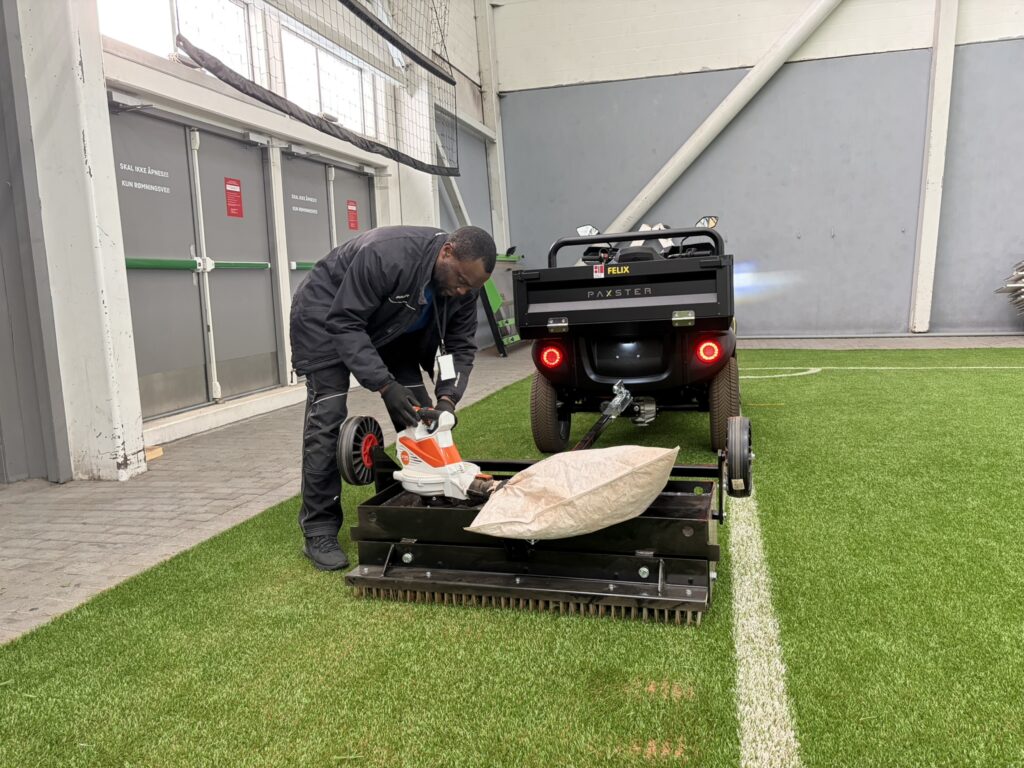 Felix is responsible for all maintenance of the artificial turf pitch at Manglerudhallen.